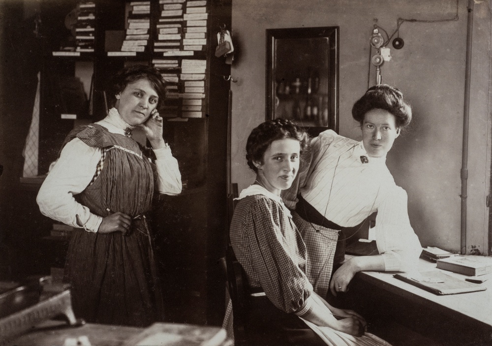 Till höger i bild ses Ida Ekelund, som här är fotograferad med sina medarbetare. Fotot är troligen taget under 1910-talet. 
Foto: Ida Ekelund. 
