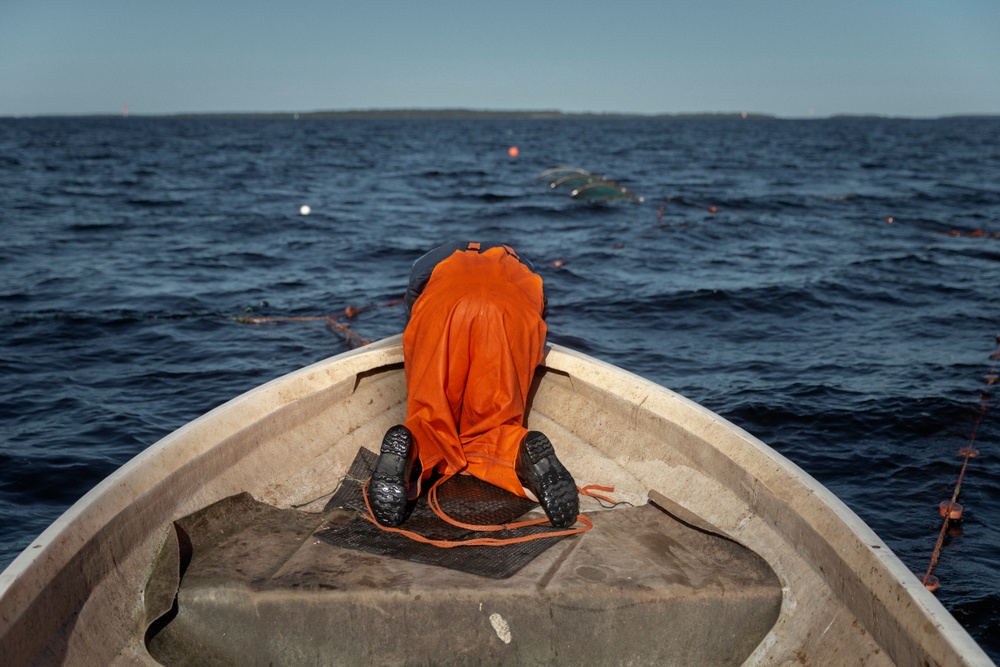 En person i en båt på havet