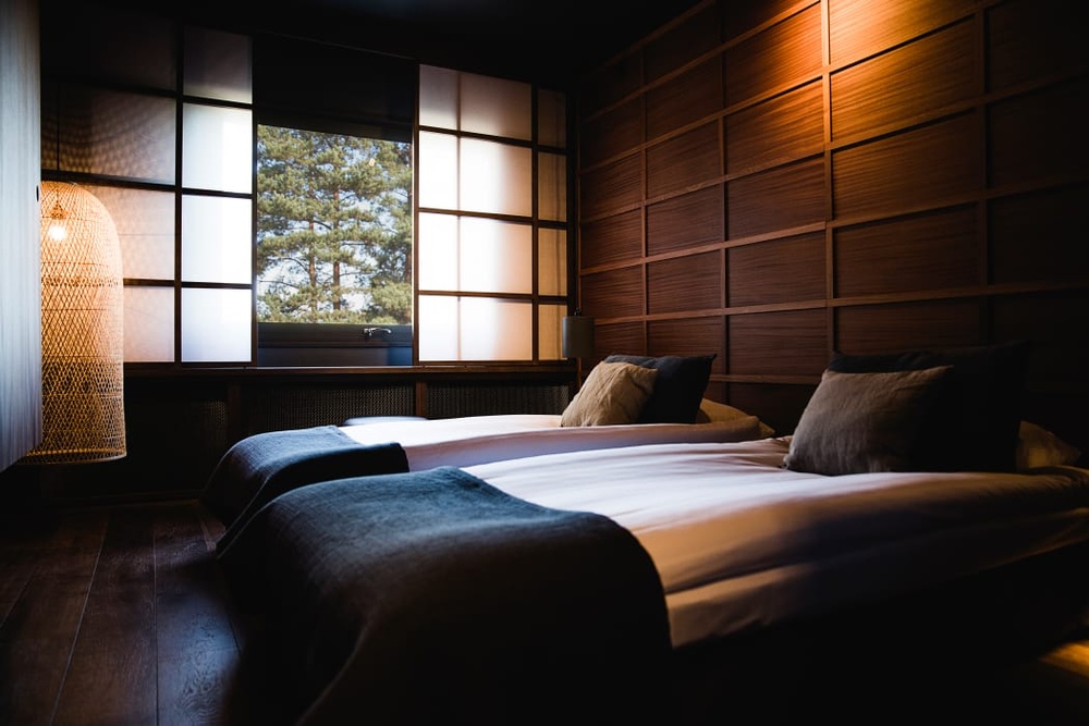 Yasuragi offers tv-free rooms with views on the surrounding pine tree forest. 

Yasuragi erbjuder tv-fria rum med utsikt över tallskogen.