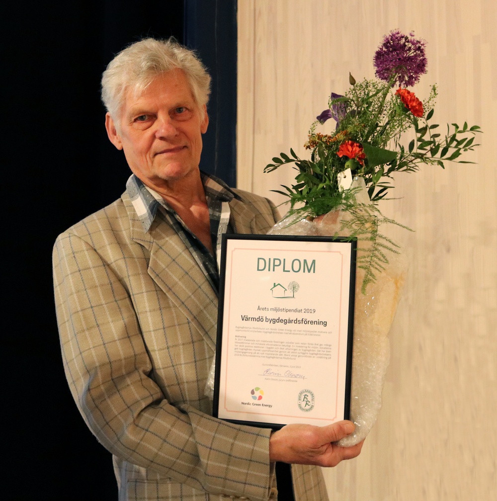 Leif Gustafsson representerade föreningen och tog emot utmärkelsen på Bygdegårdarnas Riksförbunds förbundsstämma i Värnamo.