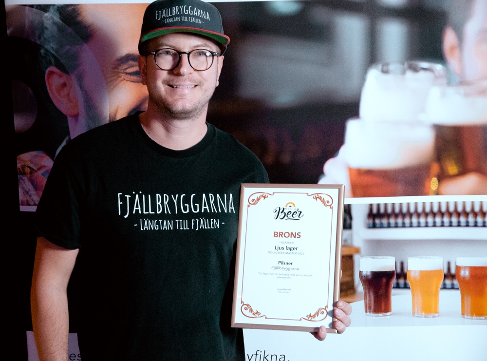 Johan Wallberg, Fjällbryggarna, tog emot diplomet för brons i klassen ljus lager i öltävlingen under Nolia Beer 2022.