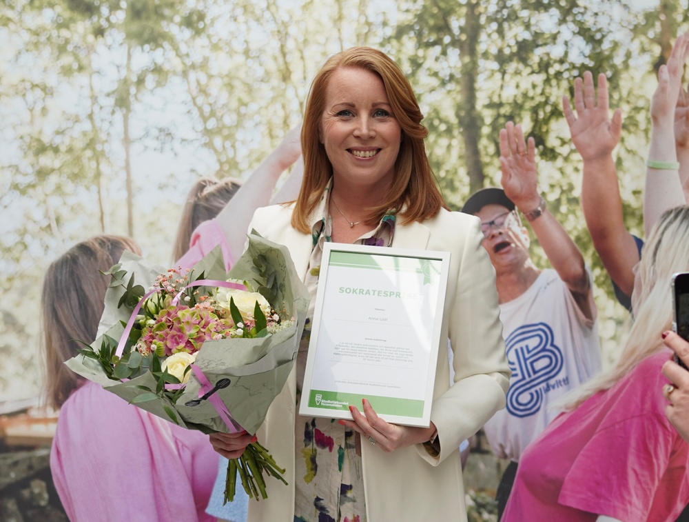 Annie Lööf tar emot Studieförbundet Vuxenskolans Sokratespris 2023. 