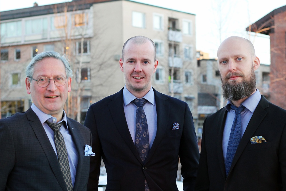 Bild på advokaterna Jan Erik Jonasson, Jens Nyström och Fredrik Elveros.