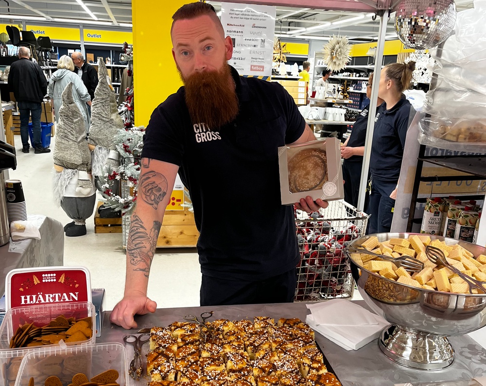 Kenny Skog, Säljchef Färskvaror i Höör, bjöd på kanelbullekaka till alla kunder som besökte Outleten.