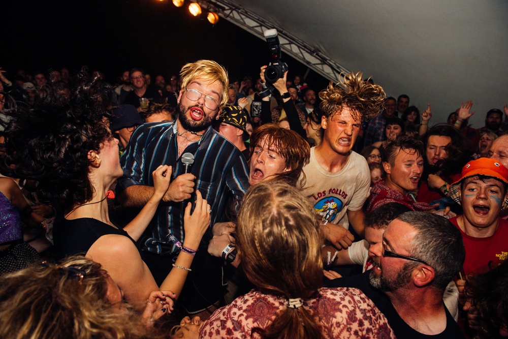 ”Save The Planet You Dumb Shit”, ”Life Is Great You Suck” och ”If You Believe in Eating Meat Start With Your Dog” – upplev Joe & The Shitboys på Nalen den 4 december.