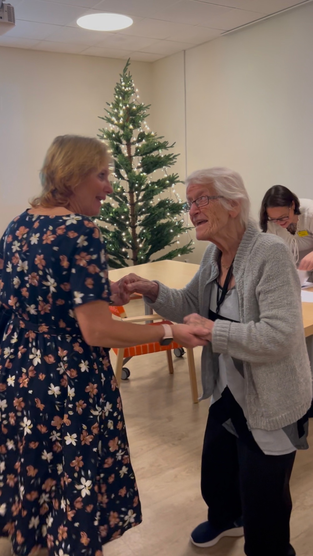 Senioren Berit Åkesson dansar under dansbandsaftonen på Kerstinsås.