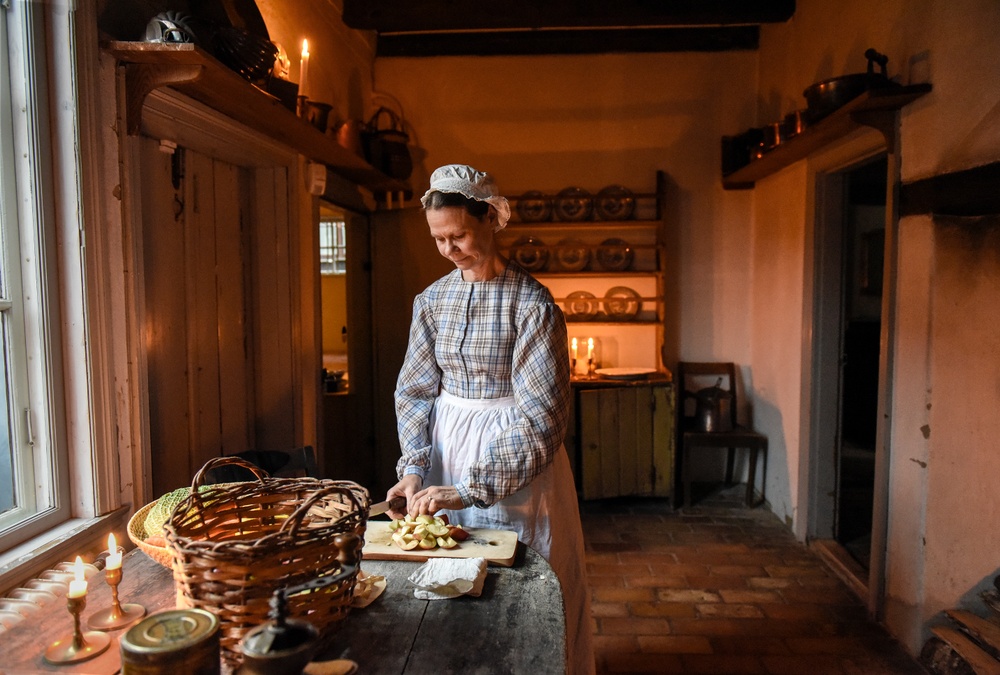 Pedagog Kristina Bakran gestaltar hushållerskan Johanna i Thomanderska huset. Foto: Viveca Ohlsson, Kulturen