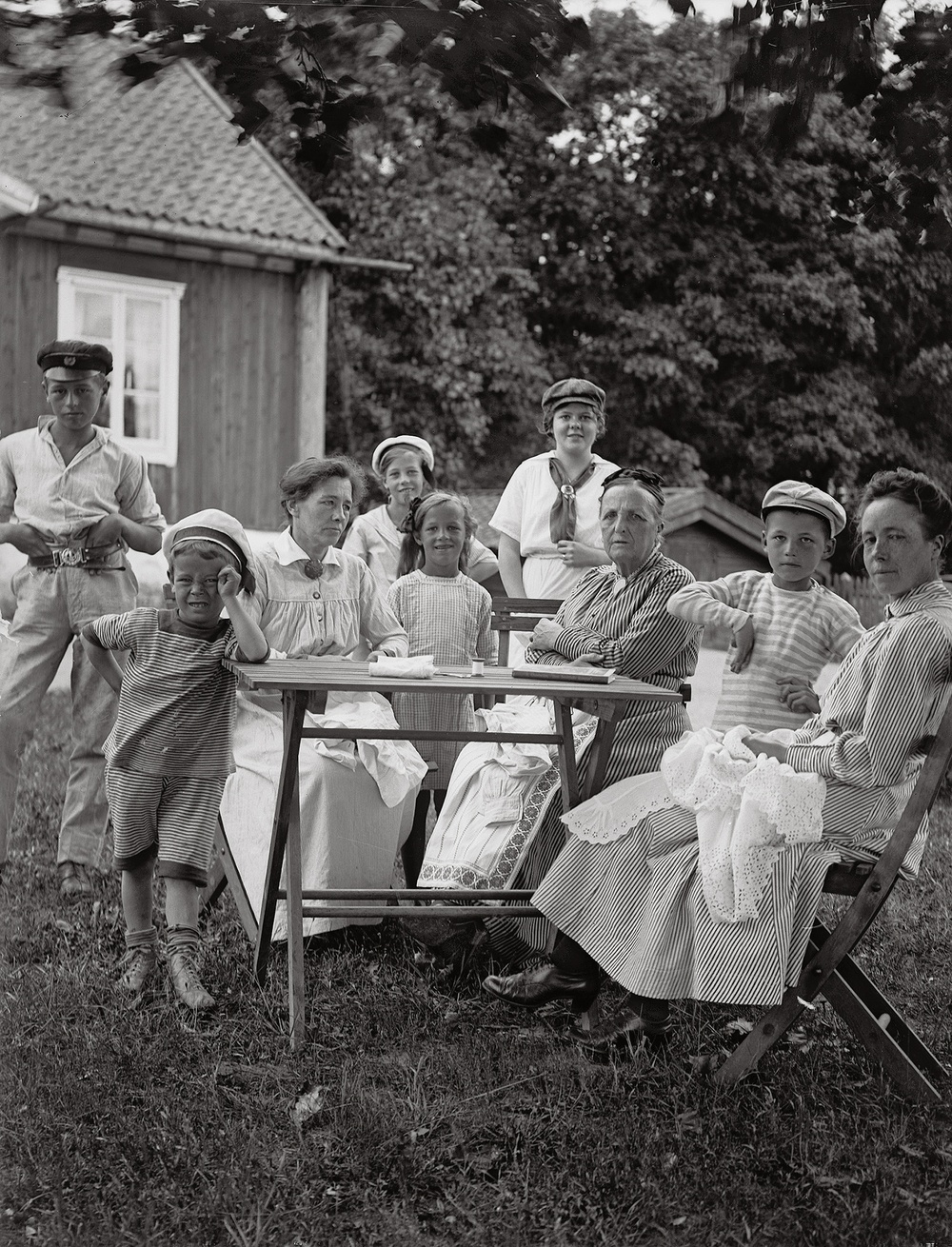 ”Grupp ute på gårdsplanen vid Altuna prästgård."
 Altuna by, Altuna socken ,1918
Foto: John Alinder/Upplandsmuseet