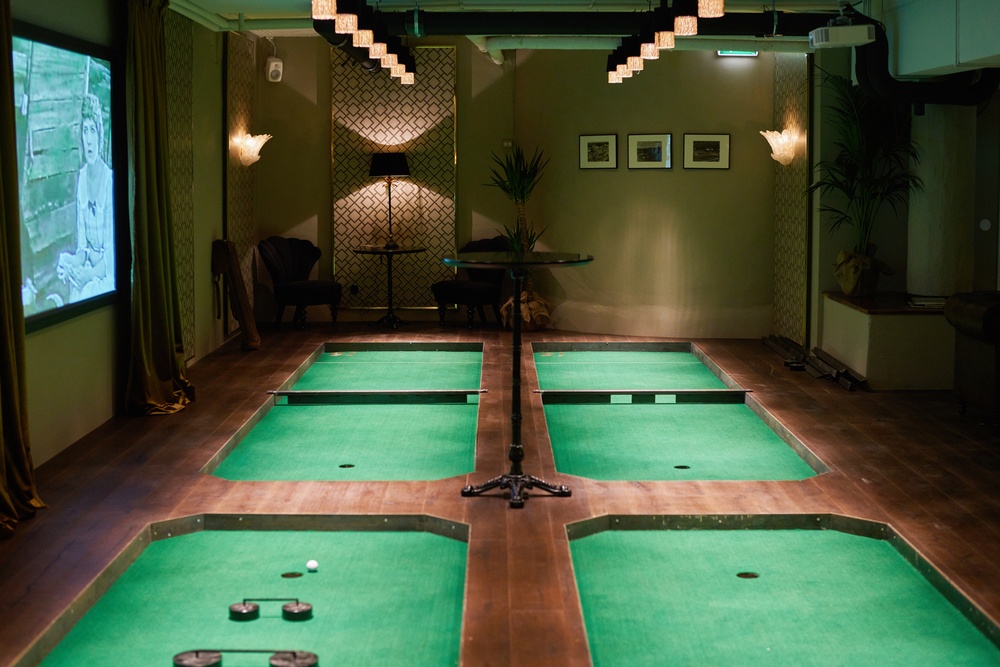 The Livingrooom at Swing, private room with minigolf and movie screen