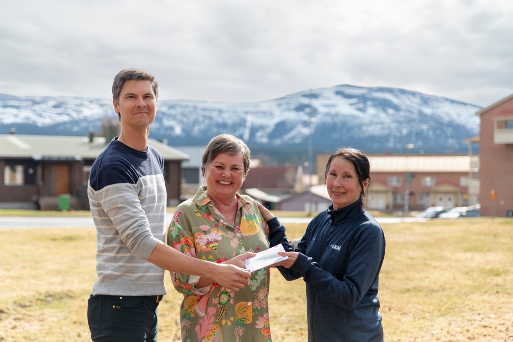 Den digitala ansökan lämnas symboliskt över till Gällivare kommun. Fr.v. Alexander Kult, särskild samordnare på Gällivare kommun, kommunalrådet Birgitta Larsson och Jeanette Lundqvist, senior strateg för social hållbarhet på LKAB.