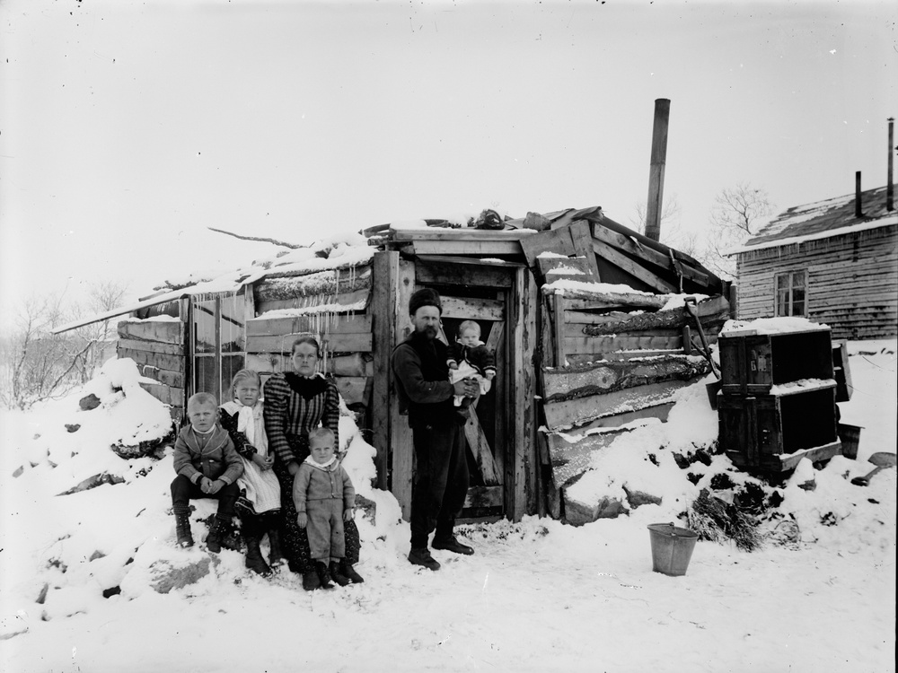 Familjen Söderberg samlad utanför bostaden år 1900. Yngsta dottern Kiruna på faderns arm är samhällets förstfödda. Foto: Borg Mesch. 