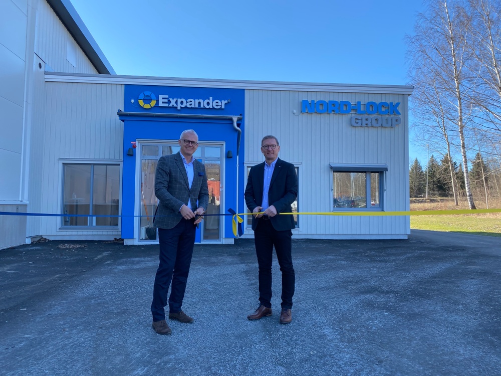 Ribbon cutting at the inauguration ceremony by CEO Fredrik Meuller (left) and Divisional Director Expander Thomas Persson (right) at the expanded factory in Åtvidaberg, Sweden