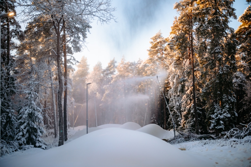 Snöproduktion pågår i Lidas konstsnöspår. 