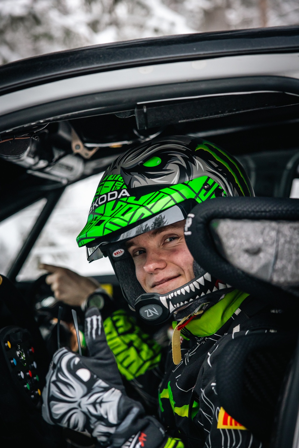 Hemmahoppet Oliver Solberg bemästrade vinterunderlaget perfekt under fredagen och med sin WRC-2-bil ligger han nu trea i totalsammandraget efter fredagens körningar i Rally Sweden.