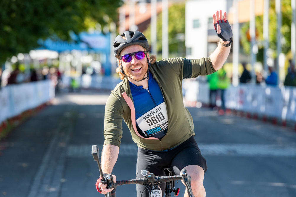 Lycklig cyklist efter målgången i Vätternrundan 2021.