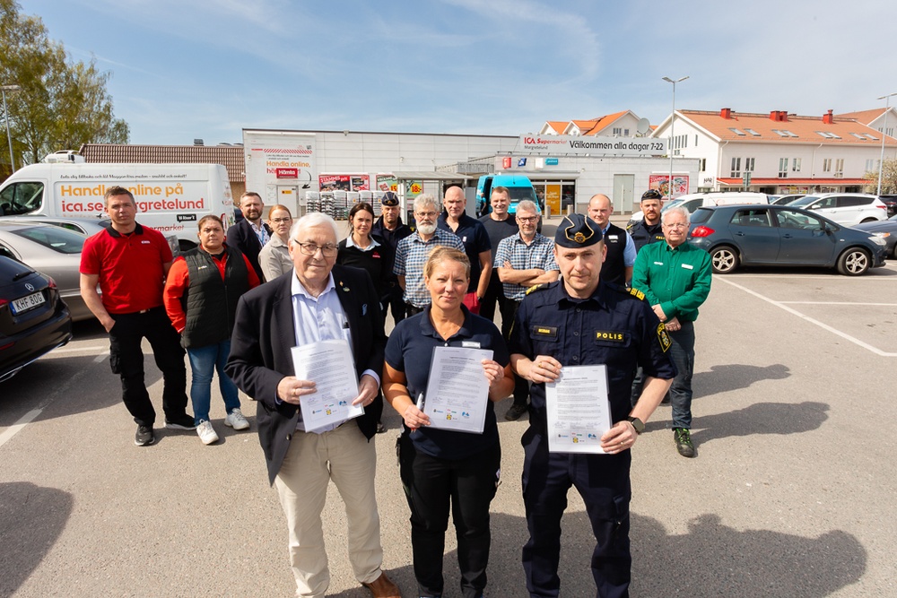 Representanter från dagligvaruhandeln tillsammans med Kommunstyrelsen ordförande Bertil Jonsson (M) och lokalpolischef Johan Rexhag.