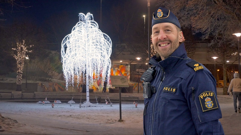 På bilden: Mikael "Affe" Alfredsson, Kommunpolis i Södertälje. I bakgrunden en del av vinterbelysningen som ökar stadens attraktivitet och trygghet under vintern.