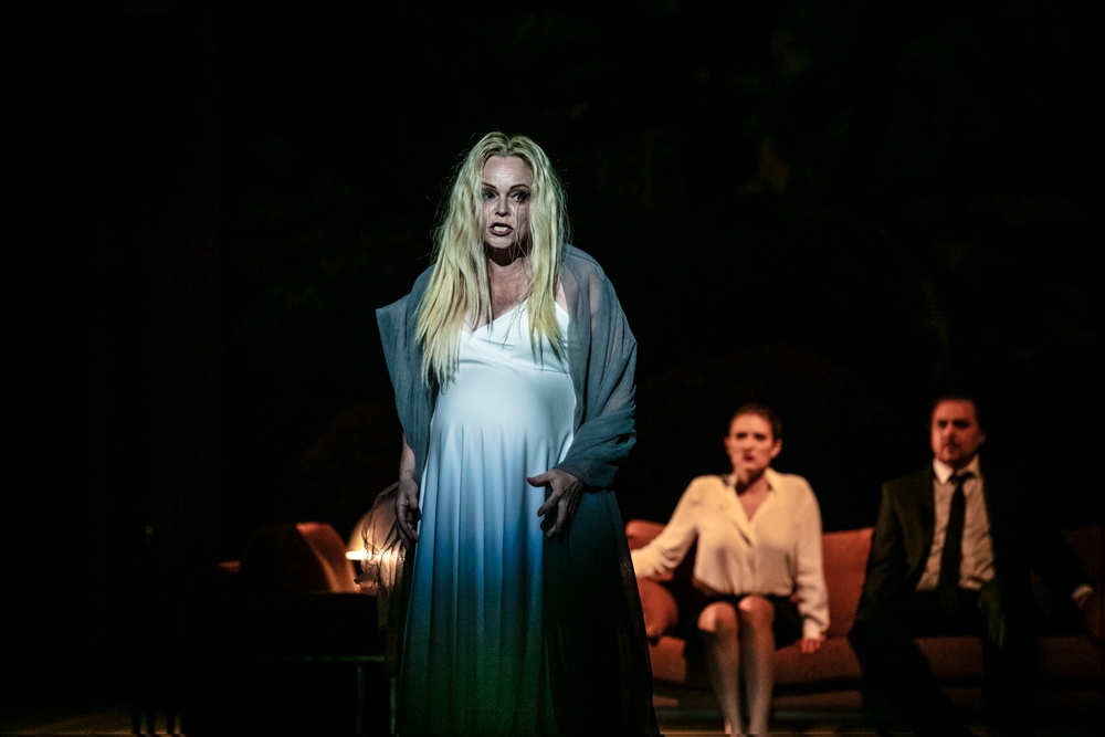 Hege Gustava Tjønn som Lady Macbeth. I bakgrunden Linus Flogell som Macbeths adjutant och Elsa Ridderstedt i rollen som Lady Macbeths kammarjungfru.