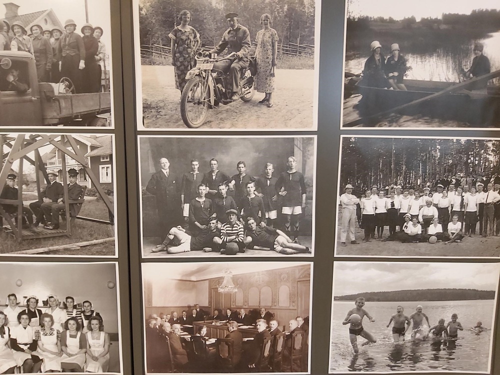 Bild på flera gamla svartvita foton. Del av utställning som finns på Lindesbergs stadsbibliotek.