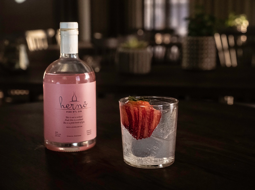 This is not a pink cocktail, the garnish might give a slight pink hue. A Gin & Tonic with fruity top notes. Enjoy.

50 ml Hernö Pink BTL Gin
100 ml premium Indian tonic
Strawberries

Fill the glass with ice. Pour in Hernö Pink BTL Gin, top with tonic and garnish with slices strawberries.