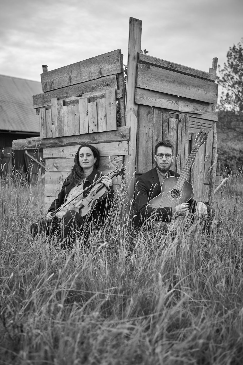 Emma Reid med fiol och Erik Ronström med gitarr