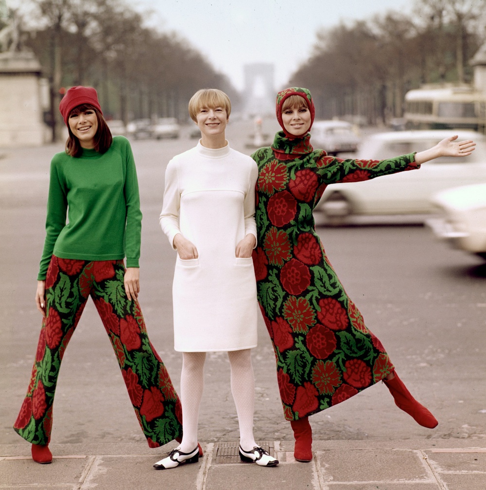 Katja Geiger, Katja of Sweden, omgiven av två av sina modeller i Paris 1966. Foto: Björn Larsson Ask/Bonnierarkivet.
