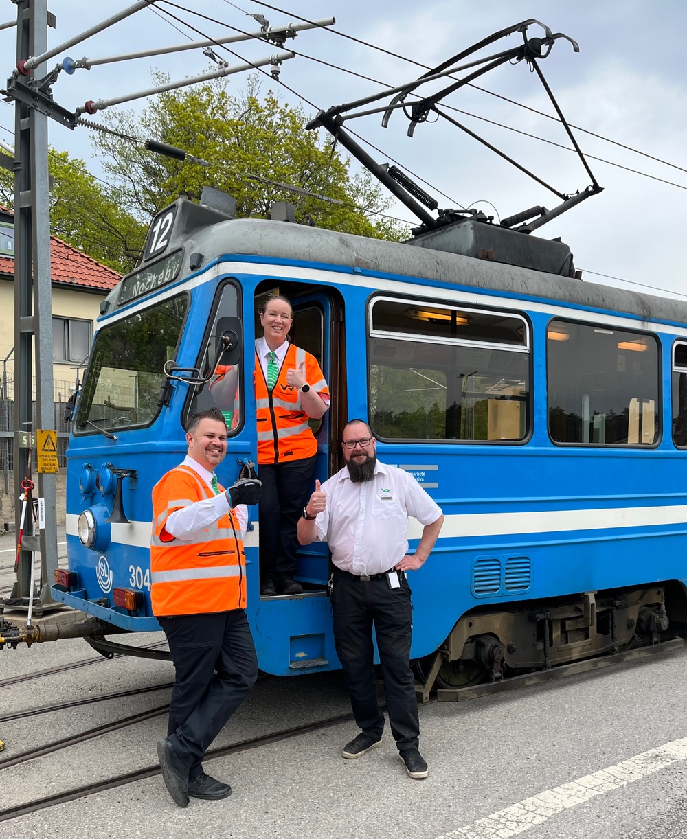 Spårvagnsförarna Lise Fuchs och Fredrik Forssberg tillsammans med lagledare och driftchef Petrus Sarmento.