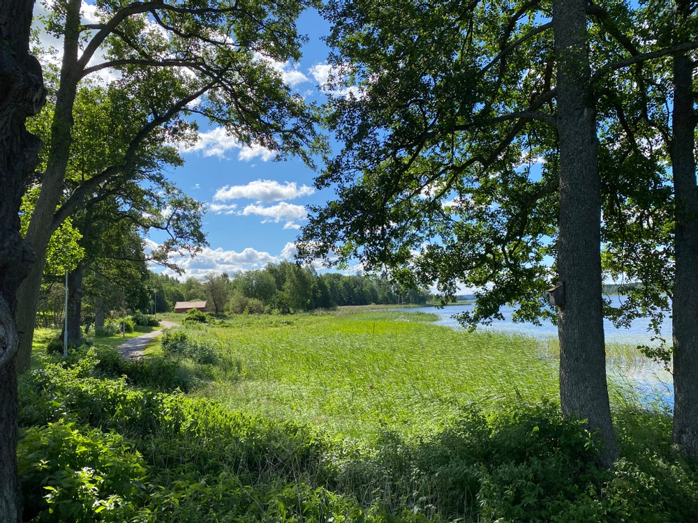 Frövi strandpromenad i solsken.