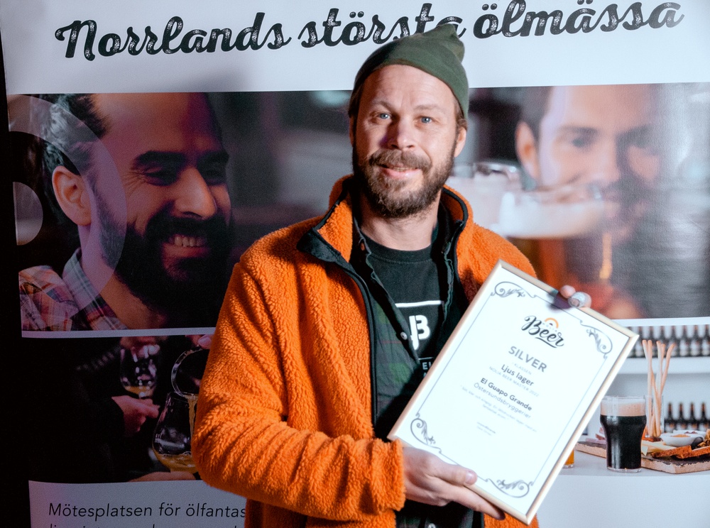 Jesper Jemtehed, Östersundsbryggerier, tog emot diplomet för El Guapo Grande som vann silver i kategorin ljus lager under Nolia Beers öltävling 2022.
