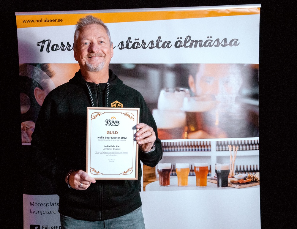 Anders Thelenius, vd på Jämtlands Bryggeri, tog emot diplomet för guld i Nolia Beer Master 2022 som innebär att de utsetts till bäst öl alla kategorier under Nolia Beers öltävling.