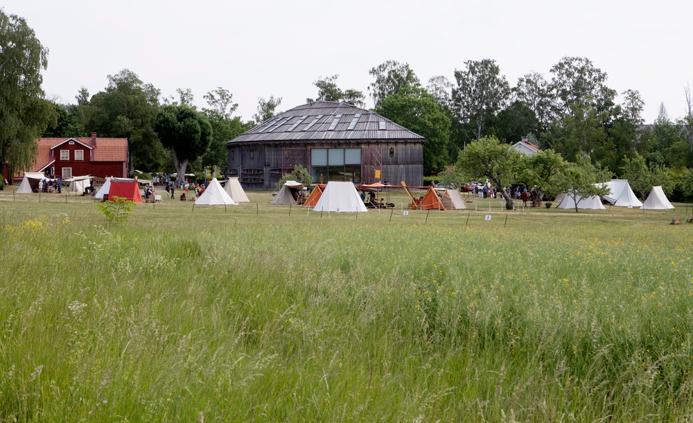 Tältläger framför Gamla Uppsala museum.