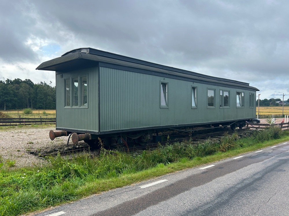 Johan Falks unika tågboende ska nu rulla mot nästa station – auktioneras på Klaravik.