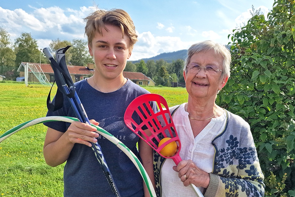 Finalist Förening/grupp, Brockenbarna i Vitsand, representeras av Josefine och Rigmor Mähler.