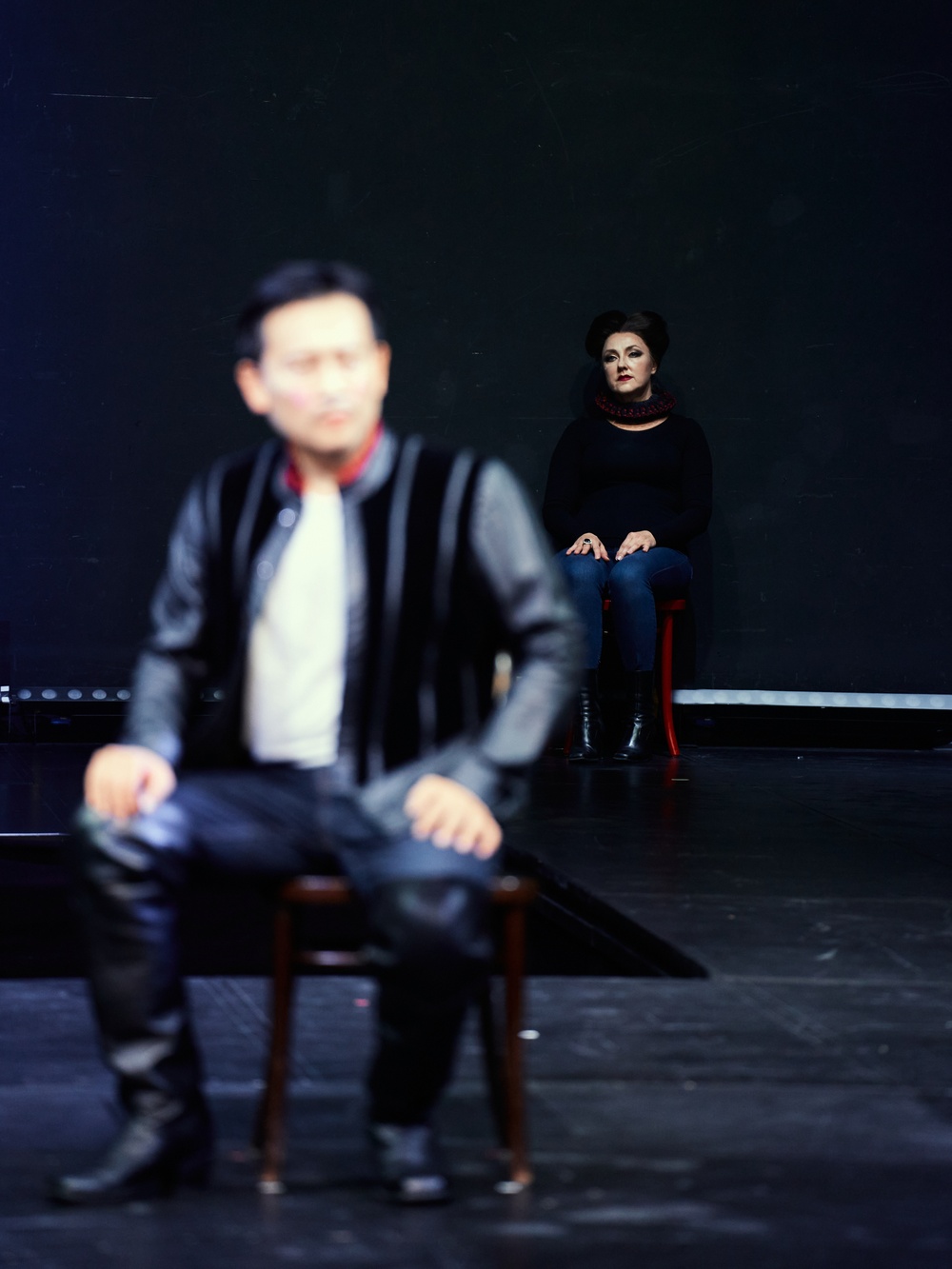 Jihan Shin, i bakgrunden Susanna Levonen, en scen från Don Carlo.
Foto: Micke Sandström