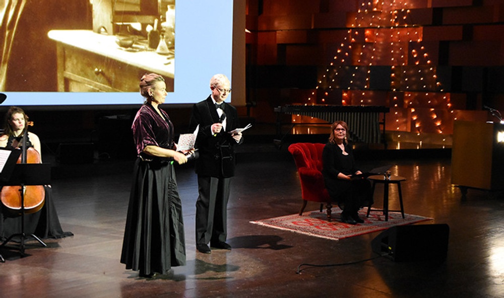 Eva Bojner Horwitz och David Thyrén, konstnärliga ledare och skapare av vetenskapskonserten Preludium inför Nobel, står finklädda i Kungasalen, KMH, vid en preludiumkonsert från tidigare år.