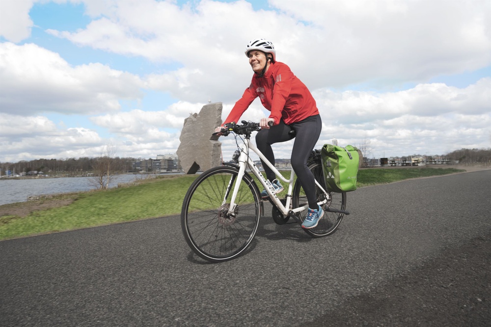 Foto på Jenny Ljungberg som cyklar