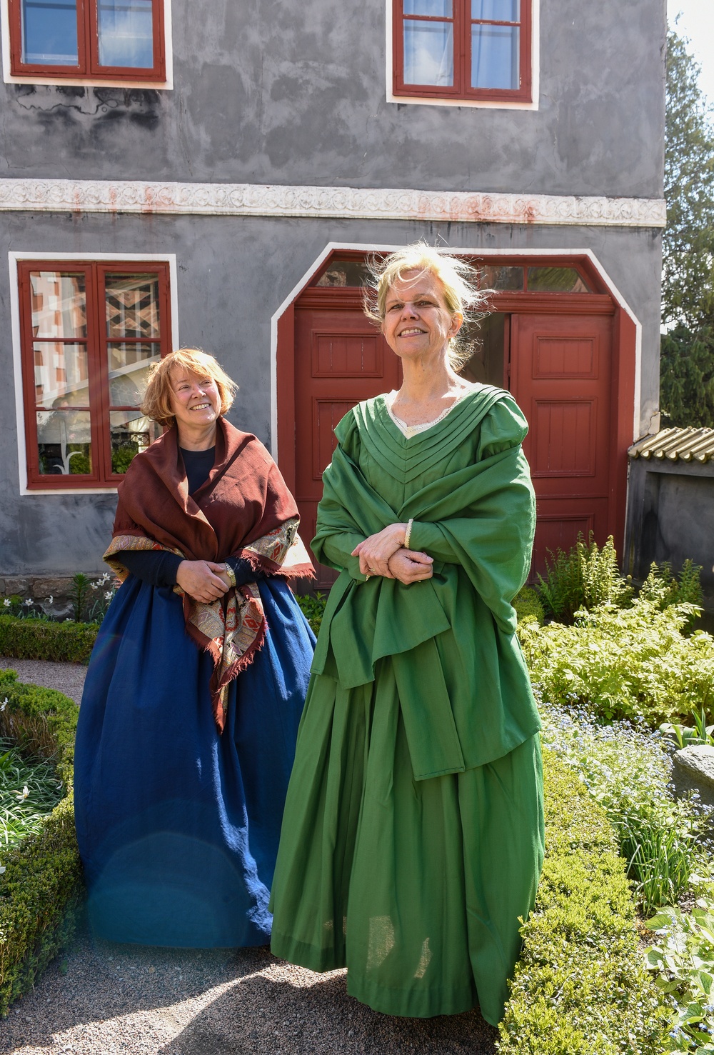 Volontärerna Lena Sandnes (till vänster) och Monica Larsson i Thomanderska husets trädgård på Kulturen i Lund. Foto: Viveca Ohlsson, Kulturen