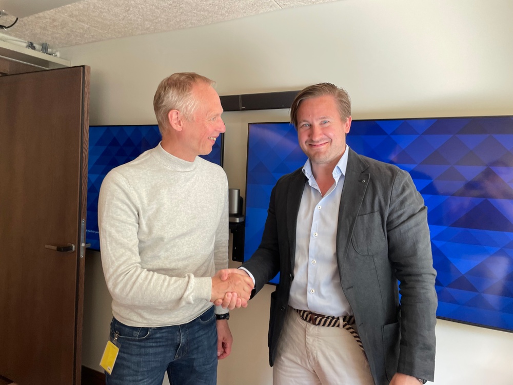 Byggnads avtalssekreterare Torbjörn Hagelin och Maskinentreprenörernas chefsförhandlare Claes Arenander skakar hand efter ha undertecknat ett nytt tvåårigt Entreprenadmaskinavtal.
