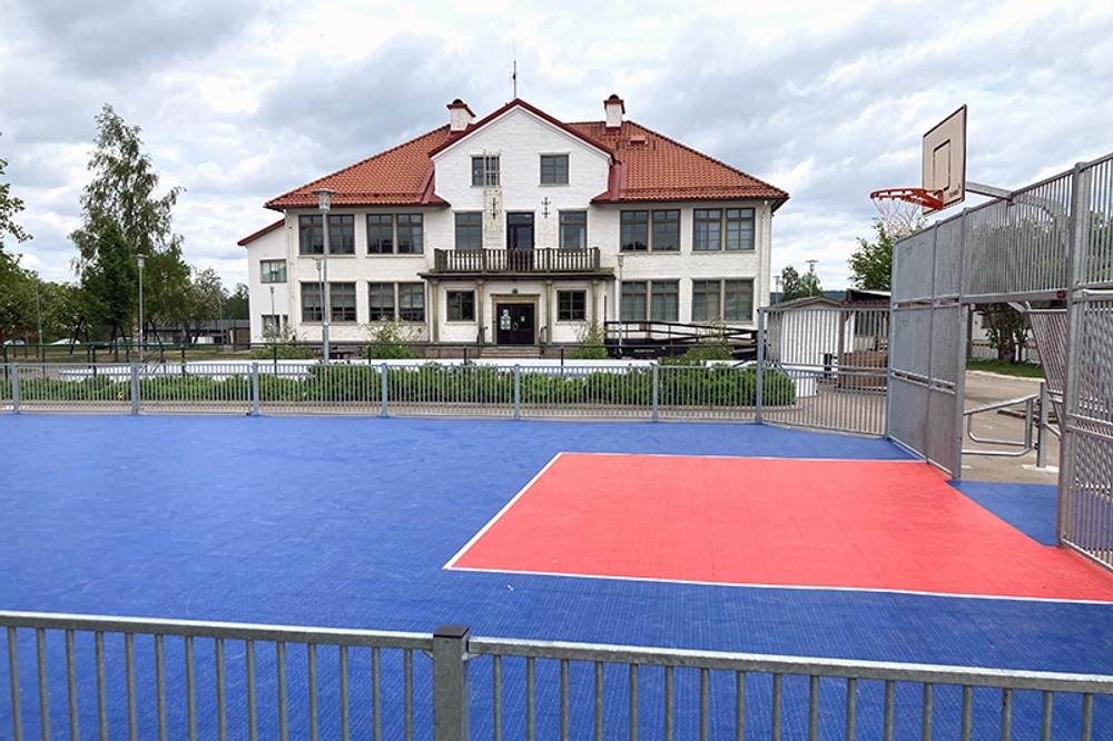 Frykenskolans multiarena är lättillgängligt placerad på skolgården.