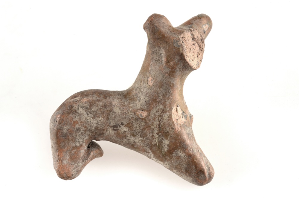 Häst i keramik som kan ha använts vid en dockteater. På undersidan finns ett hål där en pinne kan ha fästs. Liknande figurer har påträffats i Danmark. Påträffades 2021, vid en arkeologisk undersökning i  kvarteret Kulturen 4 i Lund. 