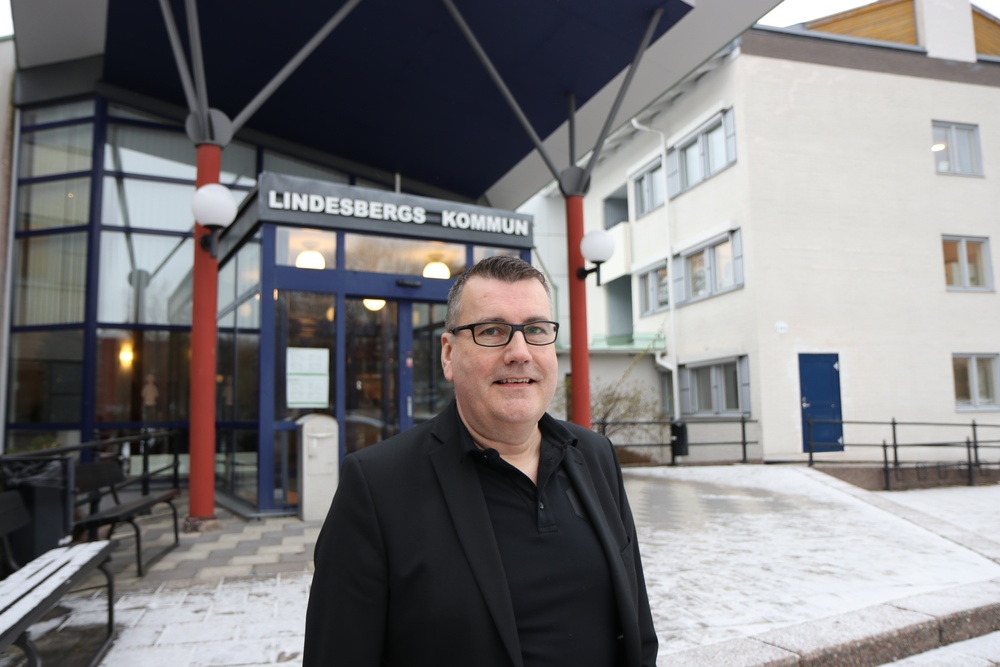 IT-chef Andreas Ericsson står framför kommunhuset i Lindesberg. 