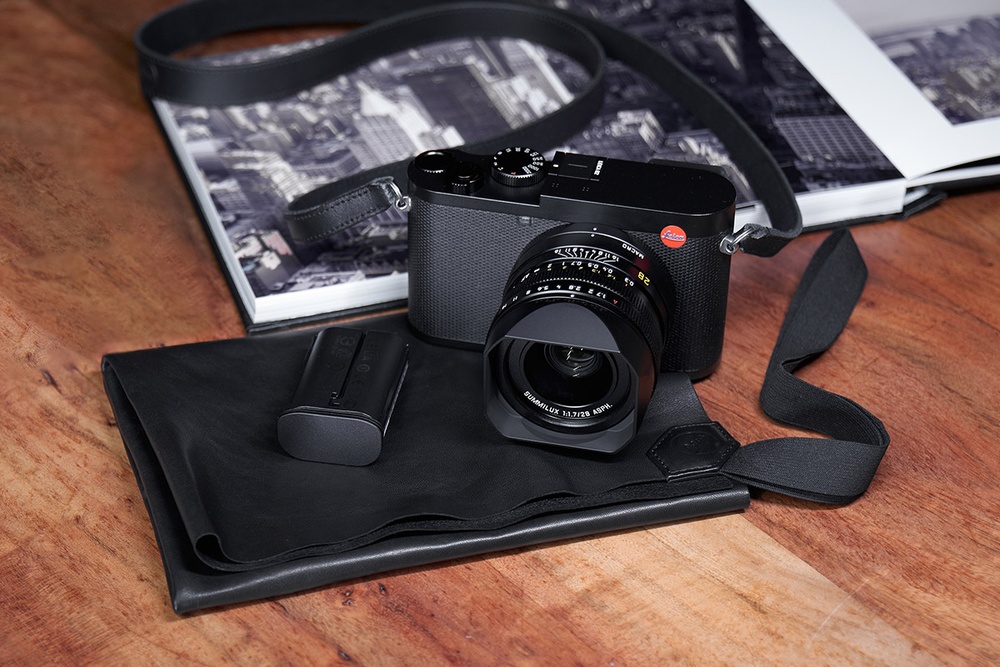 Leica Leica Q2_Traveller_Kit Lifestyle 1200x1800px
