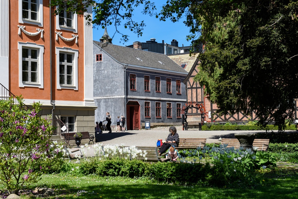 Friluftsmuseet på Kulturen i Lund, med Herrehuset till vänster och Thomanderska huset rakt fram. Foto: Viveca Ohlsson, Kulturen. 