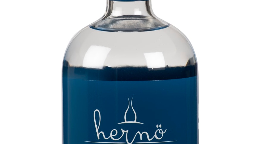 Crafted from natural and carefully selected organic botanicals, Hernö Dry Gin is a round and smooth London dry gin diluted to 40,5% ABV. Hernö Dry Gin is awarded with IWSC World’s best London Dry Gin and World’s best Gin & Tonic but is also very enjoyable on its own.