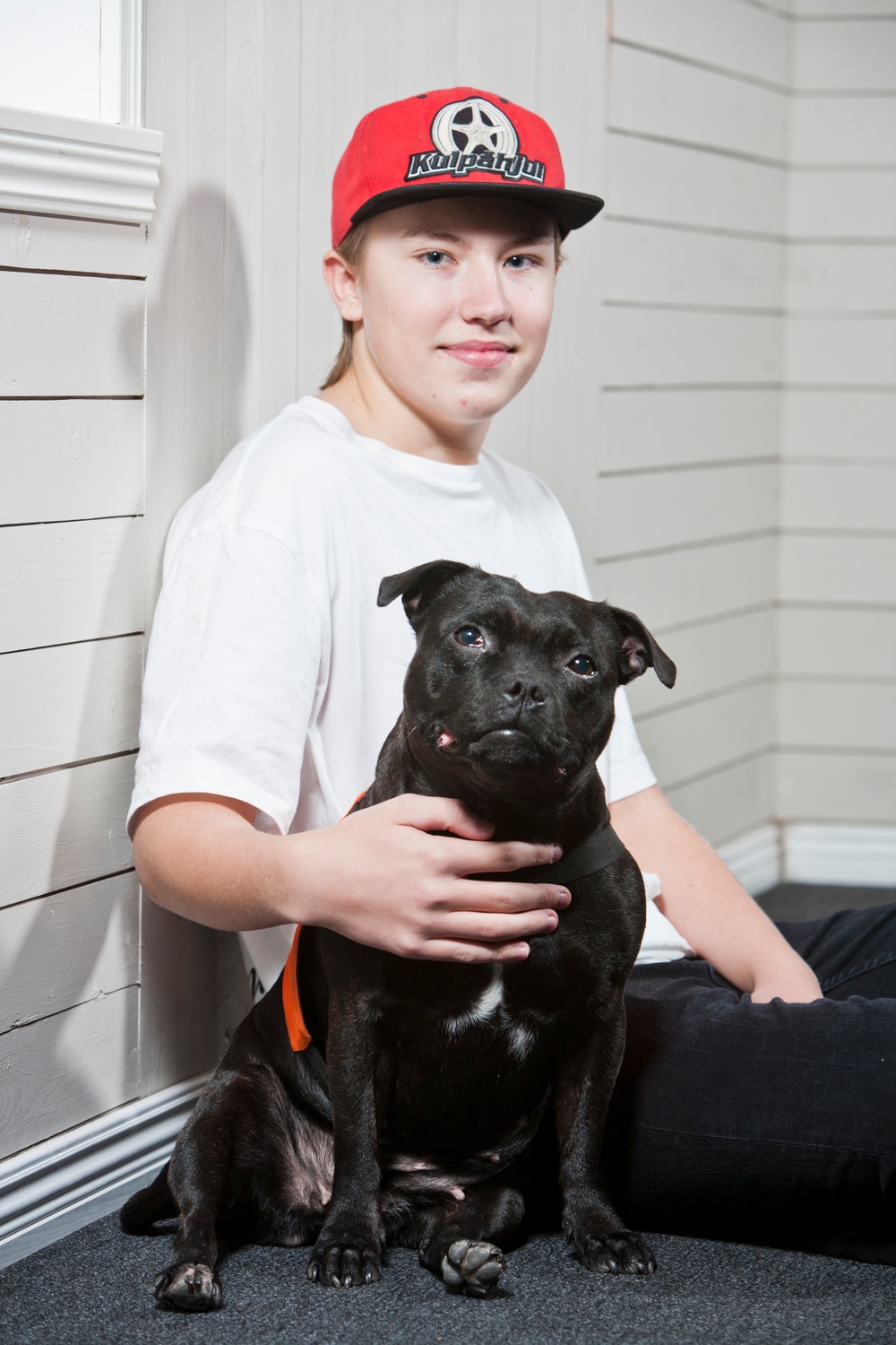 Årets sociala tjänstehund 2020 heter Cocos. Här tillsammans med Vilgot, 14 år. Foto: Patrik Bergenstav
