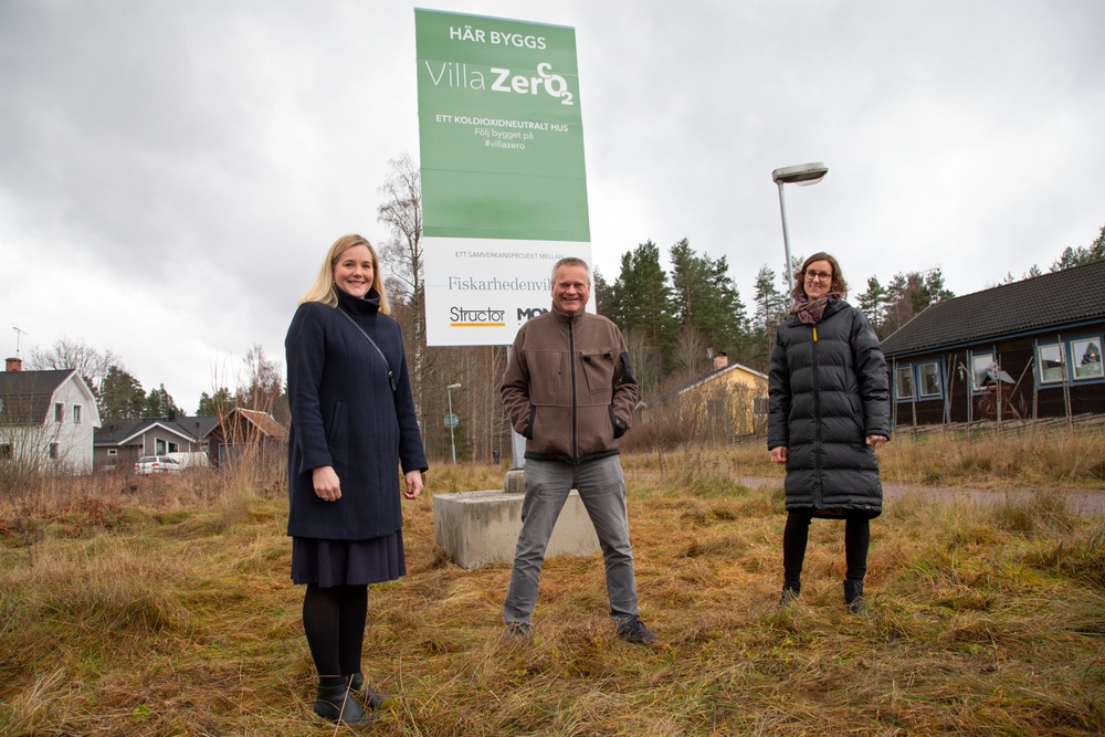 Gabriella Hagman, Gunnar Jönsson och Kristina Hansén står framför skylten somd et står Villazero på. 