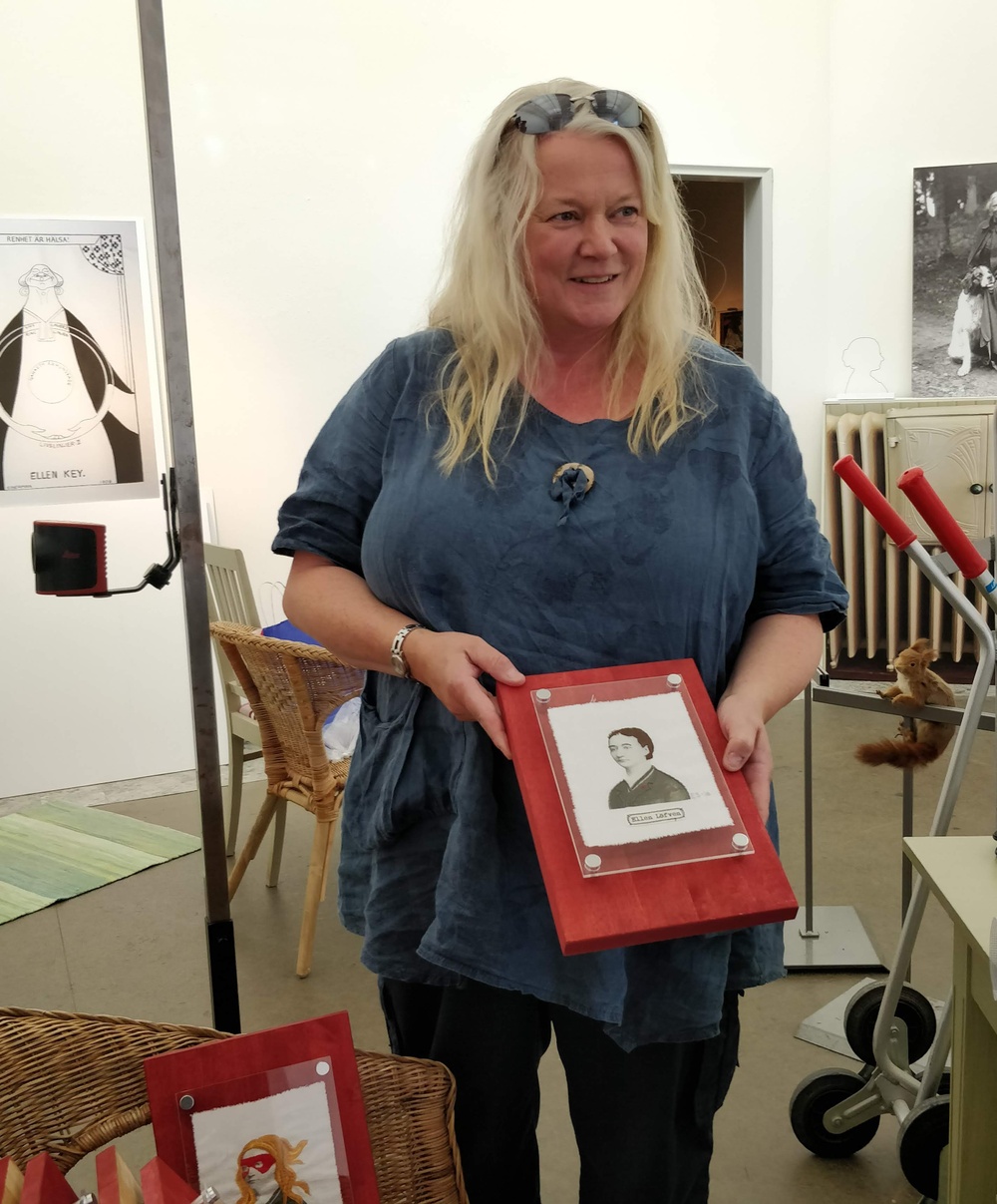 Hedda Jansson vid en utställning om Ellen Key
Foto: Assi Molin
