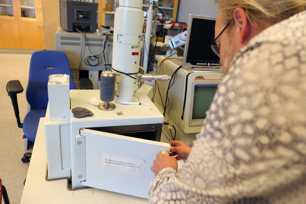 Mats Svensson förevisar mikroskopet. Det är känsligt för partiklar så som damm varför han bara gläntar på luckan.
