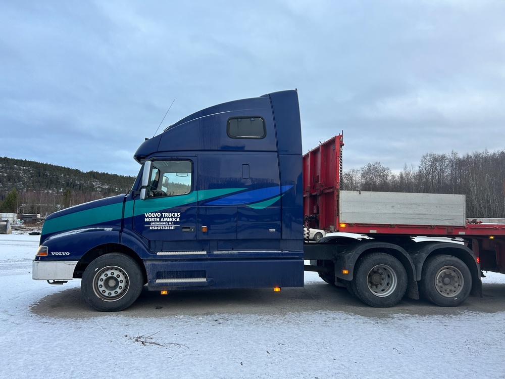 Dragbilen Volvo VNL / FH12 auktioneras nu på Klaravik.