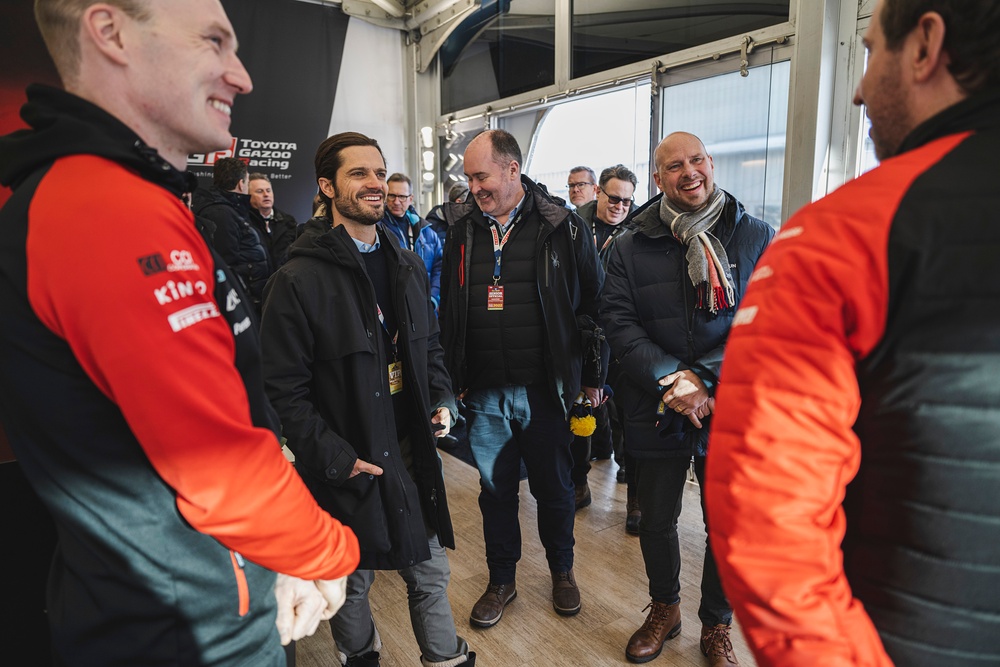 Prince Carl Philip and FIA vice president Robert Reid visiting Toyota. Foto: Benjamin Aleksander Ward/McKlein. 